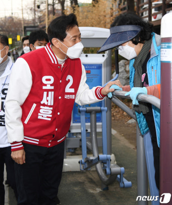 불광천에서 시민들과 인사 나누는 오세훈