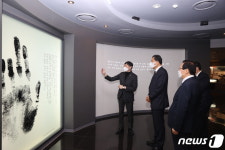 안중근의사기념관 둘러보는 황기철 보훈처장