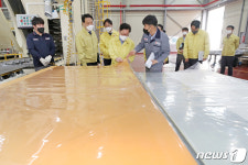 공장 생산 제품 살펴보는 박범계 장관