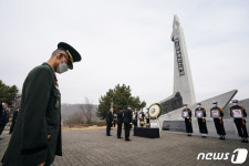 제2연평해전 전적비 참배하는 문재인 대통령 부부