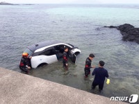 제주서 렌터카 바다로 추락…관광객 2명은 무사