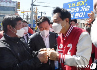 시민들과 인사 나누는 오세훈
