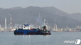 광양항 얕은 바다에 좌주된 예인선과 부선