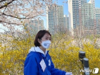 울다가 웃다가 엎드린 책상 위…정치 문법 벗어난 고민정 유세