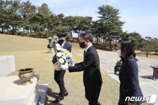 홍주의사총에 헌화하는 이남구 보훈처 차장