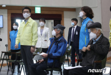 어르신 안내하는 정원오 성동구청장