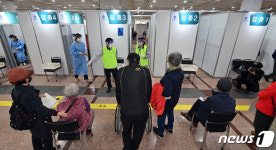 백신 접종 기다리는 어르신들