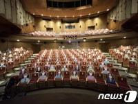 공연장이 꽉 차 좋아요…경기아트센터, 객석 거리두기 후원배너 설치