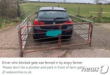 BMW 농장에 주차하자 철제 울타리 쳐 복수한 농부