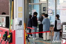 오늘은 투표를 위해 일회용 장갑을