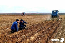 황해남도에서 농번기 준비 박차 가하는 북한…풍요로운 가을 위해