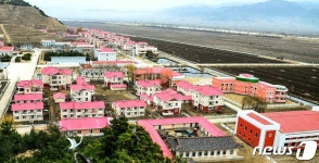 노동신문, 북청군 룡전과수농장 방문 영광의 땅