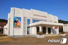 북한 북청군 룡전과수농장의 현대적 문화회관 외관