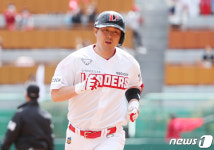 최정, SSG 홈 개막전서 홈런포…구단 1호 홈런‧안타‧타점 기록