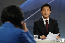 박영선 바라보는 오세훈