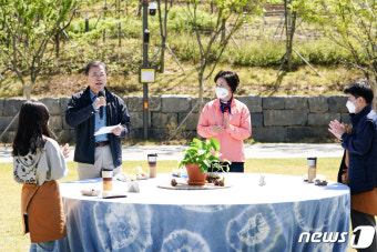 나무심기 마치고 환담하는 문대통령 내외