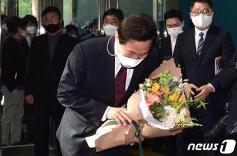 서울시청 직원으로부터 축하 꽃다발 받은 오세훈 시장