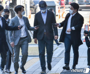 법원 들어서는 전 경기도공무원 A씨