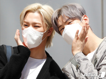 문빈-차은우 '사랑스러운 꽃 받침 포즈'