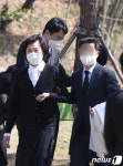 추모행사 마치고 나서는 한진그룹 일가