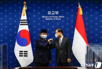 프라보워 인니 장관과 인사 나누는 정의용 장관