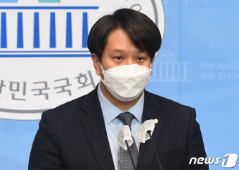 입장문 발표하는 전용기 의원