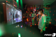 노래 부를 때도 마스크는 써야죠