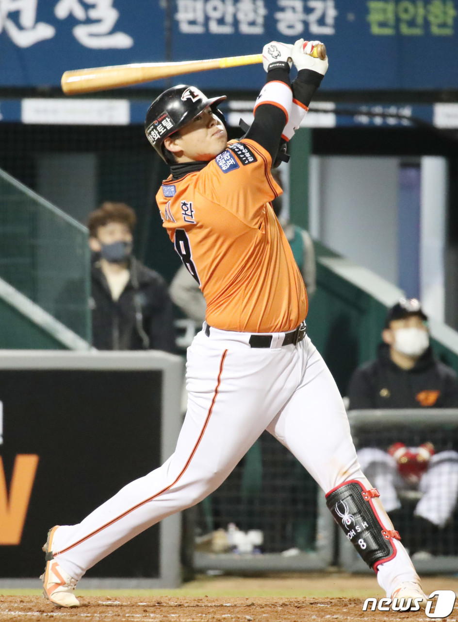 한화 이글스 노시환, KBO 리그 역대 108번째 홈런 달성 및 기념상 수상