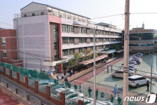 사회적 거리두기로 길게 줄지어 입장하는 검정고시 수험생들