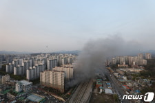 다산동 주상복합 화재 일대 덮은 검은 연기
