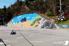 서산시 대산목 삼거리 옹벽 디자인 새단장…해미읍성 표현