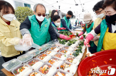 돌봄이웃 전달할 반찬 포장