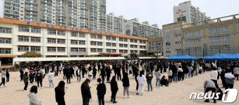 중학교 운동장서 이뤄지는 코로나 검사