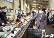 한정애 장관, 김포 재활용수집소 현장 방문