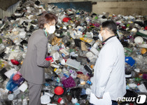 한정애 장관, 재활용수집소 현장 방문