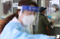 코로나19 신규확진 658명, 주말도 잊은 임시선별진료소