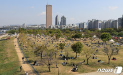 화창한 날씨에 나들이객들로 북적이는 여의도