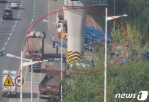 을숙도대로 달리던 트레일러에서 쇠파이프 우르르 아찔…교통정체