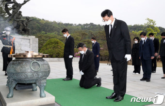 현충탑 참배하는 더불어민주당 원내대표단