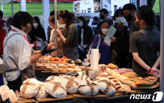 베이커리 제품 살펴보는 관람객들