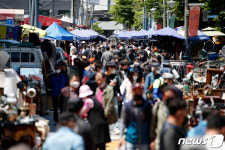 화창한 봄날 북적이는 풍물시장