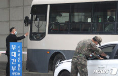 국군수도병원으로 들어가는 버스