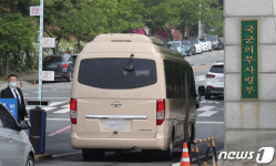 국군수도병원으로 진입하는 버스