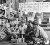 기름 절약…북한이 소개한 천리마시대 청년들