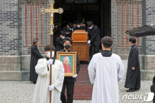 장지로 운구되는 정진석 추기경의 영구