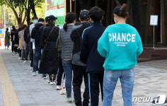 줄서서 코로나19 검사 기다리는 시민들