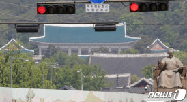 문 대통령 지지율 또 최저치 경신