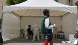 서울체육중고등학교에 설치된 코로나 이동식 PCR 검사소