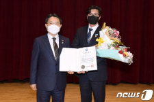 바다로 침몰하는 차량서 2명 구조한 김진운씨 '의상자' 선정