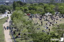 휴일 나들이객들로 북적이는 한강공원